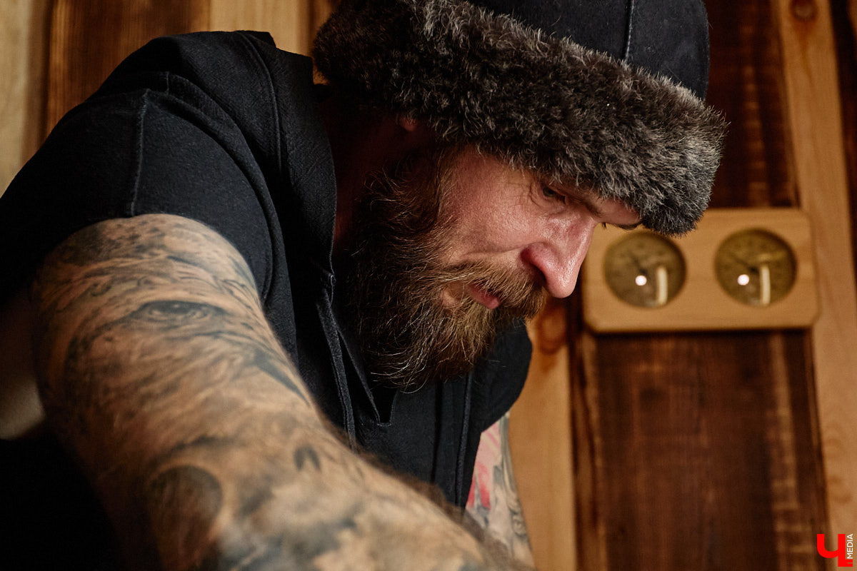 В весенние праздничные выходные гостей суздальского аквапарка сюрпризы ждали уже на входе. Сам царь-батюшка в короне набекрень радушно приветствовал всех, кто пожаловал в его волшебное государство. Но главными героями разудалых гуляний стали пять бань — новеньких, еще пахнущих деревом срубов. У каждой — свои имя, история, жар и дух.