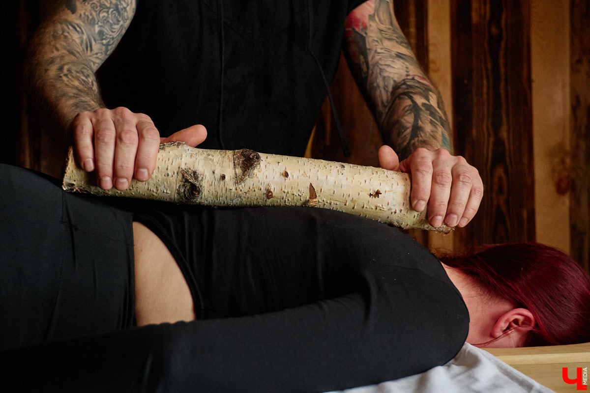 В весенние праздничные выходные гостей суздальского аквапарка сюрпризы ждали уже на входе. Сам царь-батюшка в короне набекрень радушно приветствовал всех, кто пожаловал в его волшебное государство. Но главными героями разудалых гуляний стали пять бань — новеньких, еще пахнущих деревом срубов. У каждой — свои имя, история, жар и дух.