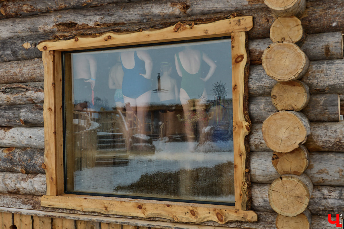 В весенние праздничные выходные гостей суздальского аквапарка сюрпризы ждали уже на входе. Сам царь-батюшка в короне набекрень радушно приветствовал всех, кто пожаловал в его волшебное государство. Но главными героями разудалых гуляний стали пять бань — новеньких, еще пахнущих деревом срубов. У каждой — свои имя, история, жар и дух.