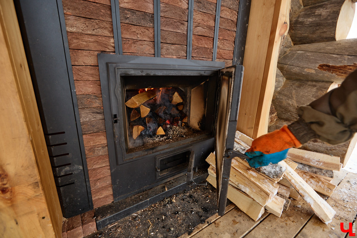 В весенние праздничные выходные гостей суздальского аквапарка сюрпризы ждали уже на входе. Сам царь-батюшка в короне набекрень радушно приветствовал всех, кто пожаловал в его волшебное государство. Но главными героями разудалых гуляний стали пять бань — новеньких, еще пахнущих деревом срубов. У каждой — свои имя, история, жар и дух.