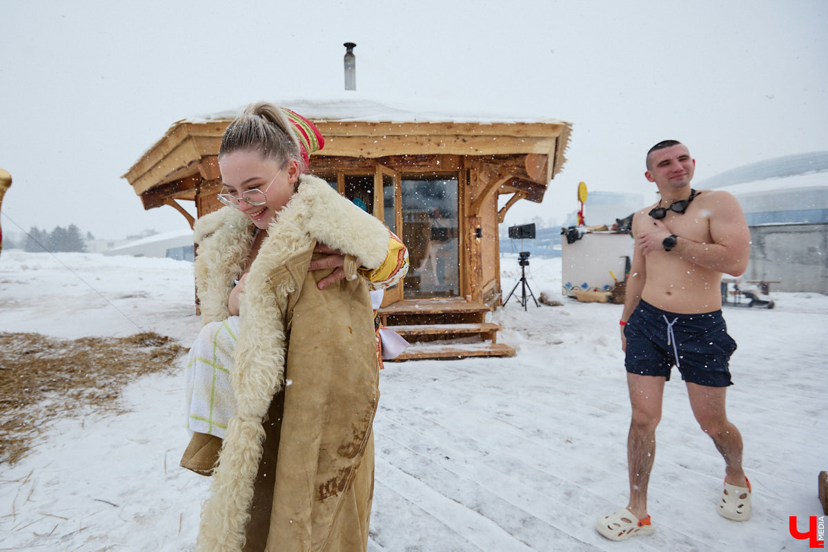 В весенние праздничные выходные гостей суздальского аквапарка сюрпризы ждали уже на входе. Сам царь-батюшка в короне набекрень радушно приветствовал всех, кто пожаловал в его волшебное государство. Но главными героями разудалых гуляний стали пять бань — новеньких, еще пахнущих деревом срубов. У каждой — свои имя, история, жар и дух.