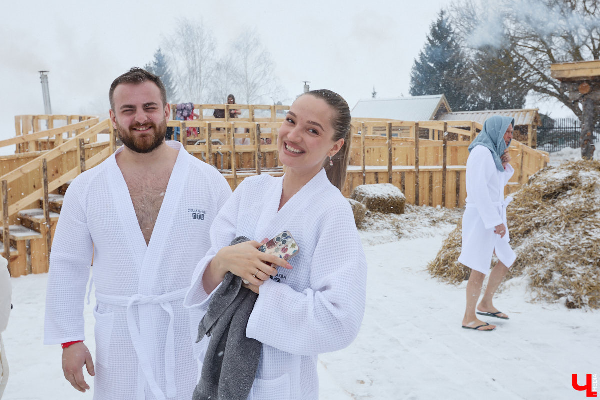 В весенние праздничные выходные гостей суздальского аквапарка сюрпризы ждали уже на входе. Сам царь-батюшка в короне набекрень радушно приветствовал всех, кто пожаловал в его волшебное государство. Но главными героями разудалых гуляний стали пять бань — новеньких, еще пахнущих деревом срубов. У каждой — свои имя, история, жар и дух.