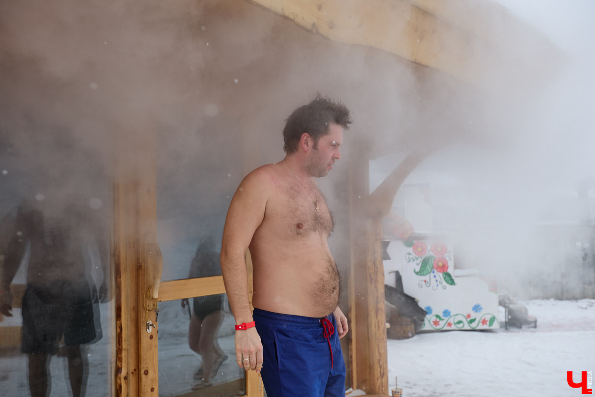 В весенние праздничные выходные гостей суздальского аквапарка сюрпризы ждали уже на входе. Сам царь-батюшка в короне набекрень радушно приветствовал всех, кто пожаловал в его волшебное государство. Но главными героями разудалых гуляний стали пять бань — новеньких, еще пахнущих деревом срубов. У каждой — свои имя, история, жар и дух.