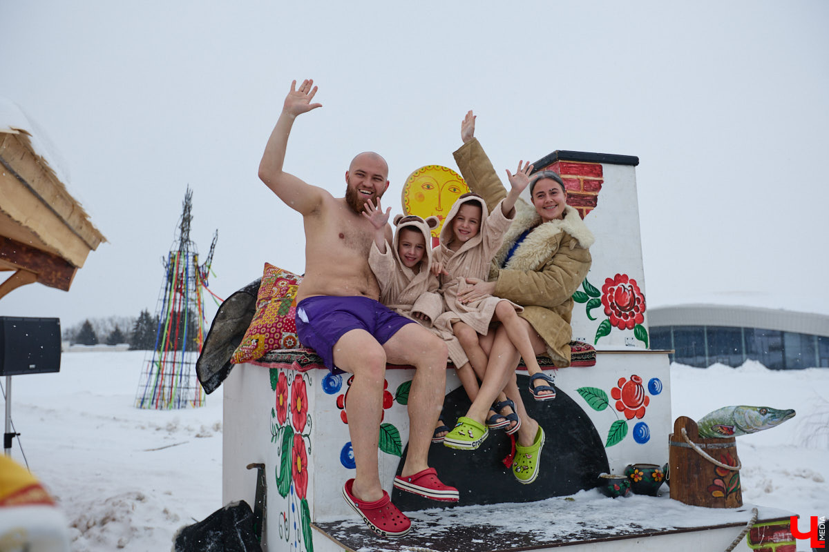 В весенние праздничные выходные гостей суздальского аквапарка сюрпризы ждали уже на входе. Сам царь-батюшка в короне набекрень радушно приветствовал всех, кто пожаловал в его волшебное государство. Но главными героями разудалых гуляний стали пять бань — новеньких, еще пахнущих деревом срубов. У каждой — свои имя, история, жар и дух.