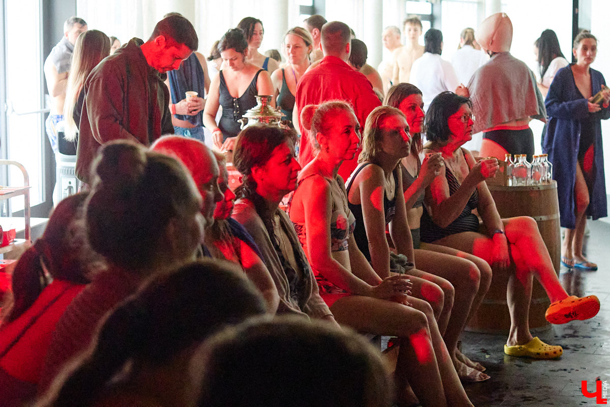 В весенние праздничные выходные гостей суздальского аквапарка сюрпризы ждали уже на входе. Сам царь-батюшка в короне набекрень радушно приветствовал всех, кто пожаловал в его волшебное государство. Но главными героями разудалых гуляний стали пять бань — новеньких, еще пахнущих деревом срубов. У каждой — свои имя, история, жар и дух.