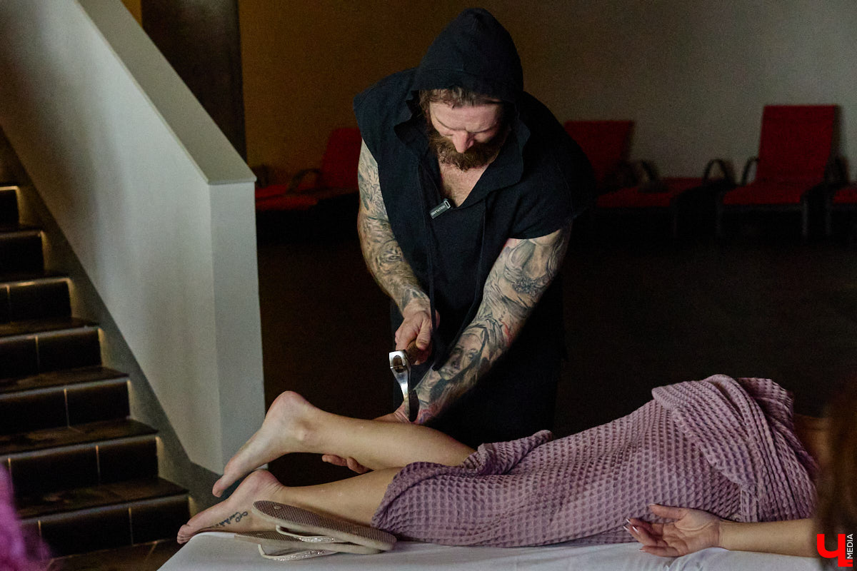 В весенние праздничные выходные гостей суздальского аквапарка сюрпризы ждали уже на входе. Сам царь-батюшка в короне набекрень радушно приветствовал всех, кто пожаловал в его волшебное государство. Но главными героями разудалых гуляний стали пять бань — новеньких, еще пахнущих деревом срубов. У каждой — свои имя, история, жар и дух.