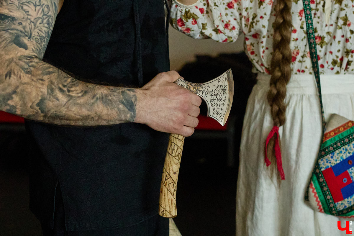 В весенние праздничные выходные гостей суздальского аквапарка сюрпризы ждали уже на входе. Сам царь-батюшка в короне набекрень радушно приветствовал всех, кто пожаловал в его волшебное государство. Но главными героями разудалых гуляний стали пять бань — новеньких, еще пахнущих деревом срубов. У каждой — свои имя, история, жар и дух.