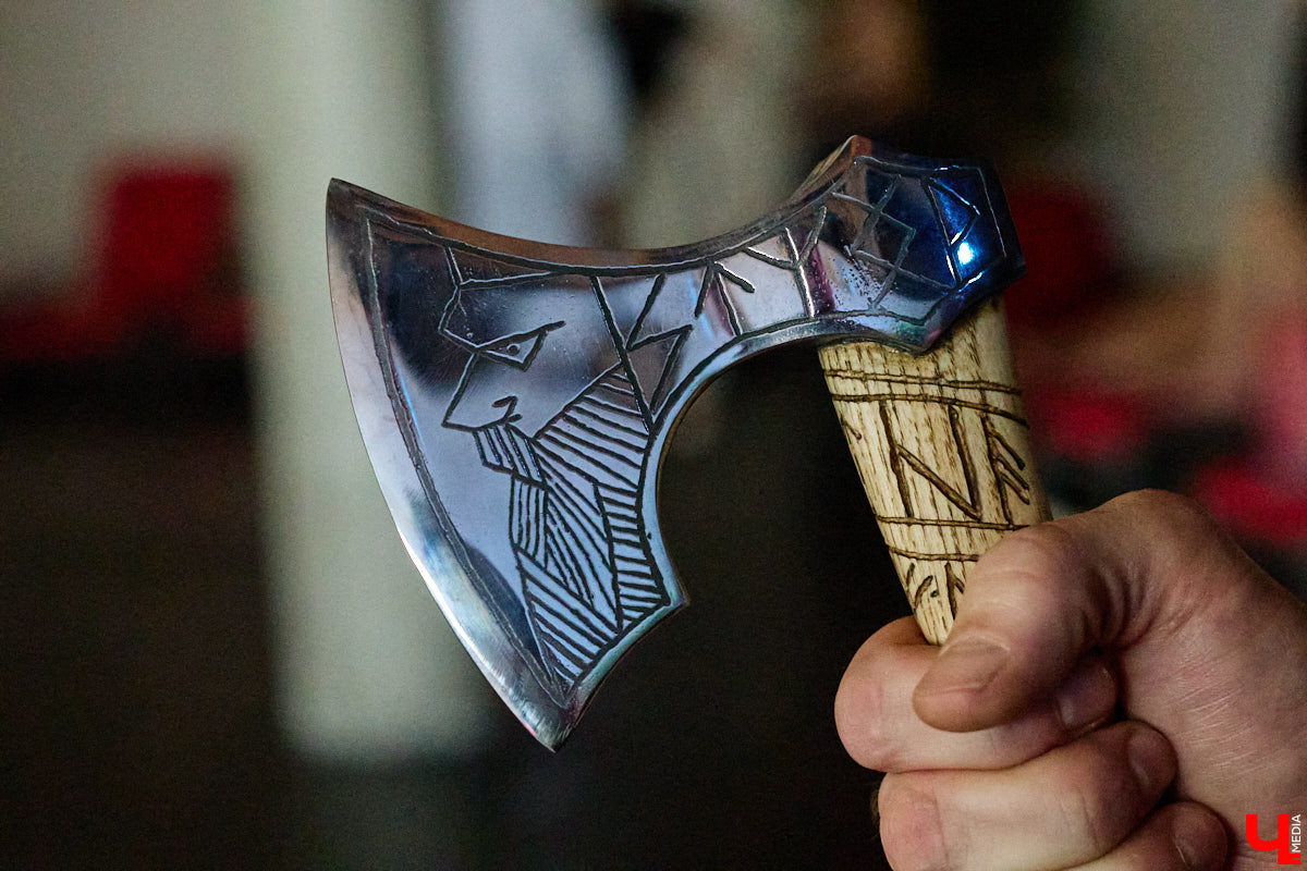 В весенние праздничные выходные гостей суздальского аквапарка сюрпризы ждали уже на входе. Сам царь-батюшка в короне набекрень радушно приветствовал всех, кто пожаловал в его волшебное государство. Но главными героями разудалых гуляний стали пять бань — новеньких, еще пахнущих деревом срубов. У каждой — свои имя, история, жар и дух.