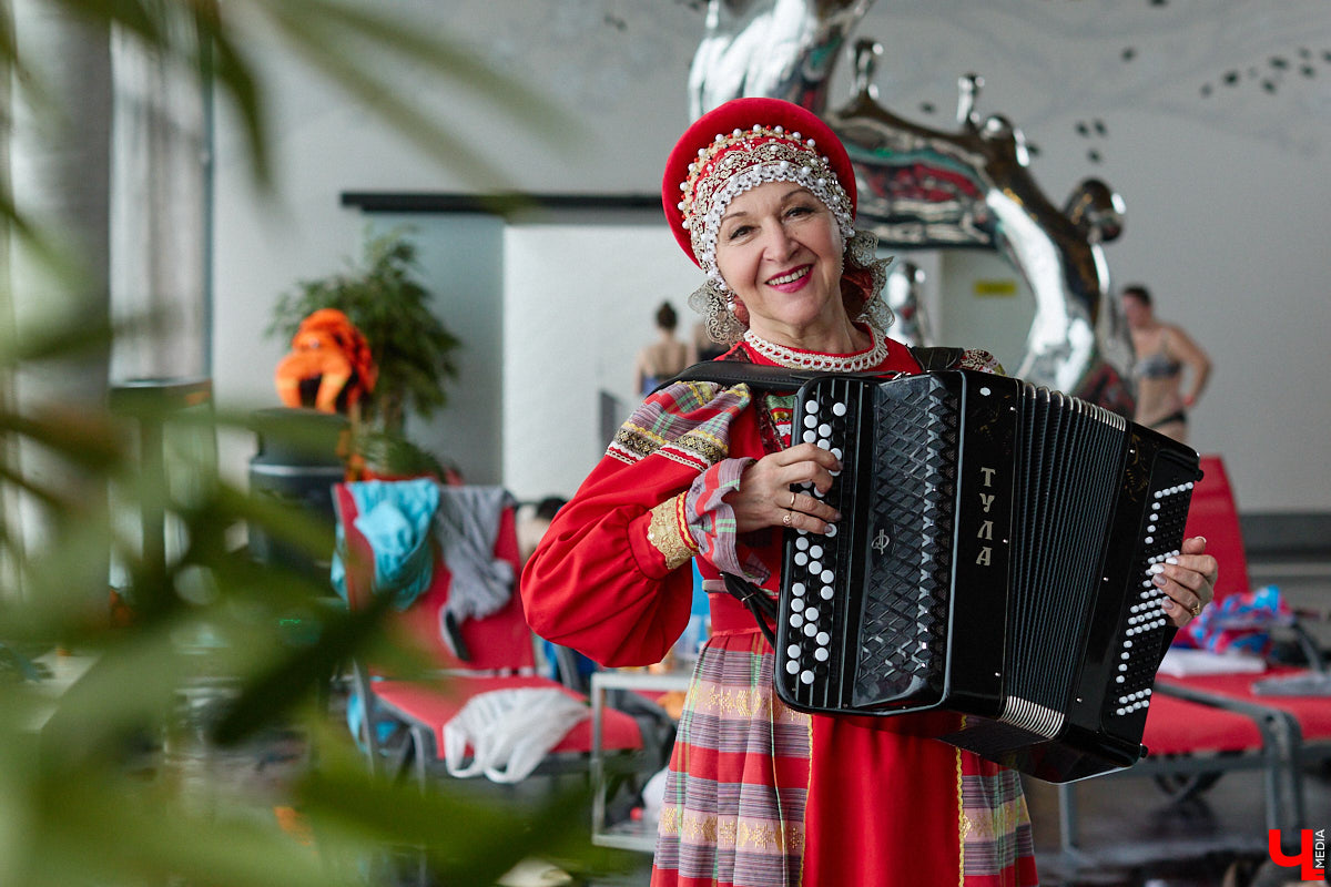 В весенние праздничные выходные гостей суздальского аквапарка сюрпризы ждали уже на входе. Сам царь-батюшка в короне набекрень радушно приветствовал всех, кто пожаловал в его волшебное государство. Но главными героями разудалых гуляний стали пять бань — новеньких, еще пахнущих деревом срубов. У каждой — свои имя, история, жар и дух.