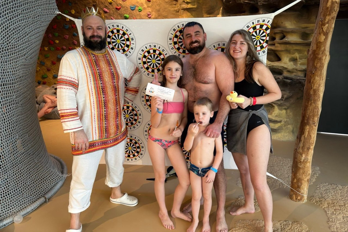 В весенние праздничные выходные гостей суздальского аквапарка сюрпризы ждали уже на входе. Сам царь-батюшка в короне набекрень радушно приветствовал всех, кто пожаловал в его волшебное государство. Но главными героями разудалых гуляний стали пять бань — новеньких, еще пахнущих деревом срубов. У каждой — свои имя, история, жар и дух.