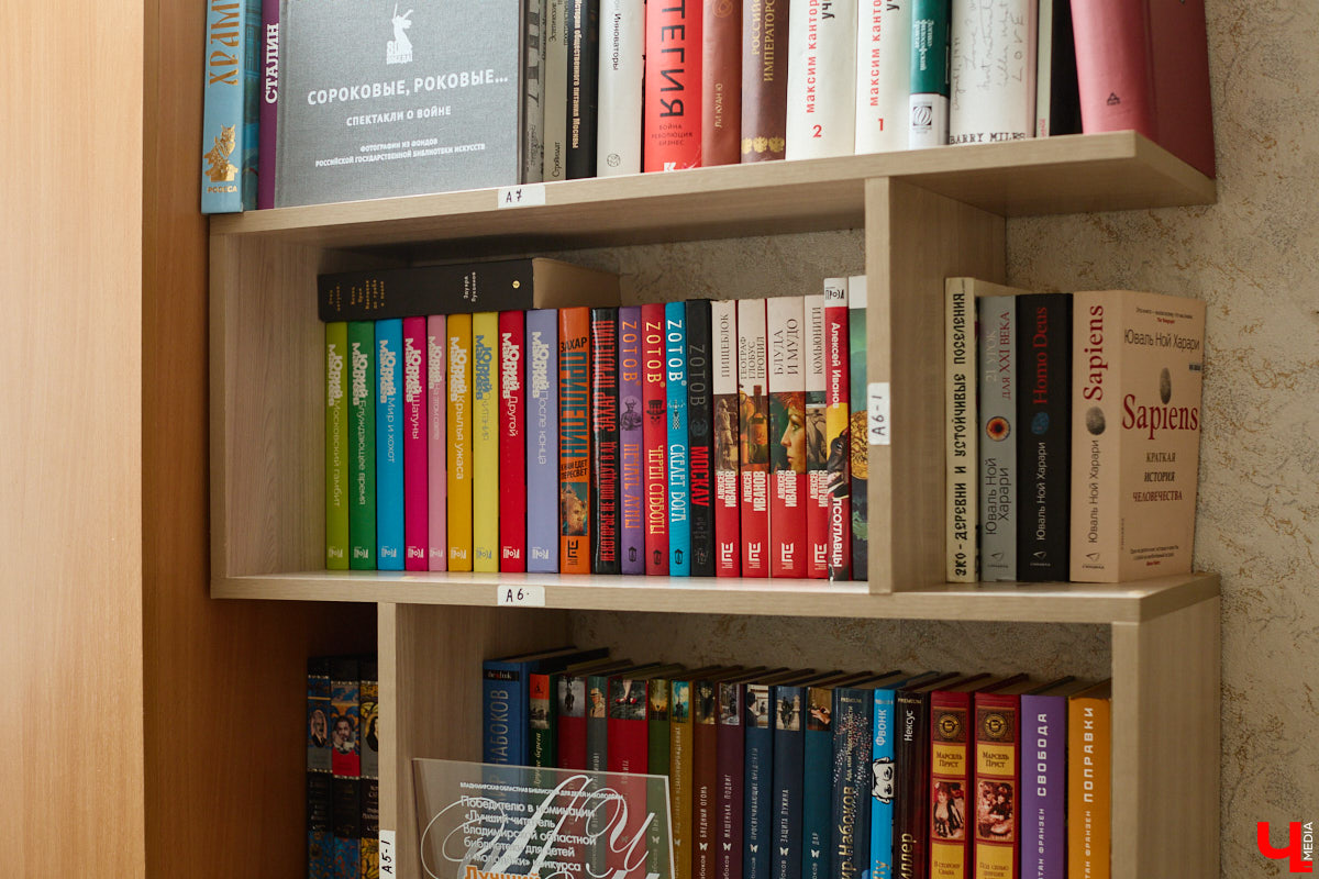 Сколько книг вы храните дома? У большого поклонника андеграунда и одного из кураторов «Книжного движа» Ивана Голубева их уже около тысячи! И практически про каждый томик из коллекции он может рассказать интереснейшую историю! Некоторые из них он поведал «Ключ-Медиа».