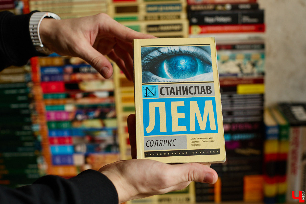 Сколько книг вы храните дома? У большого поклонника андеграунда и одного из кураторов «Книжного движа» Ивана Голубева их уже около тысячи! И практически про каждый томик из коллекции он может рассказать интереснейшую историю! Некоторые из них он поведал «Ключ-Медиа».
