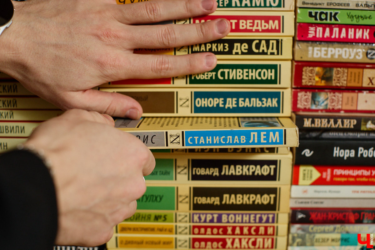 Сколько книг вы храните дома? У большого поклонника андеграунда и одного из кураторов «Книжного движа» Ивана Голубева их уже около тысячи! И практически про каждый томик из коллекции он может рассказать интереснейшую историю! Некоторые из них он поведал «Ключ-Медиа».