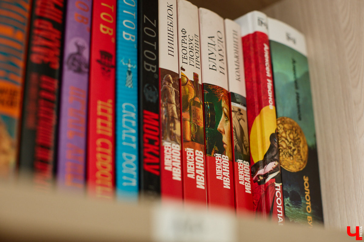 Сколько книг вы храните дома? У большого поклонника андеграунда и одного из кураторов «Книжного движа» Ивана Голубева их уже около тысячи! И практически про каждый томик из коллекции он может рассказать интереснейшую историю! Некоторые из них он поведал «Ключ-Медиа».