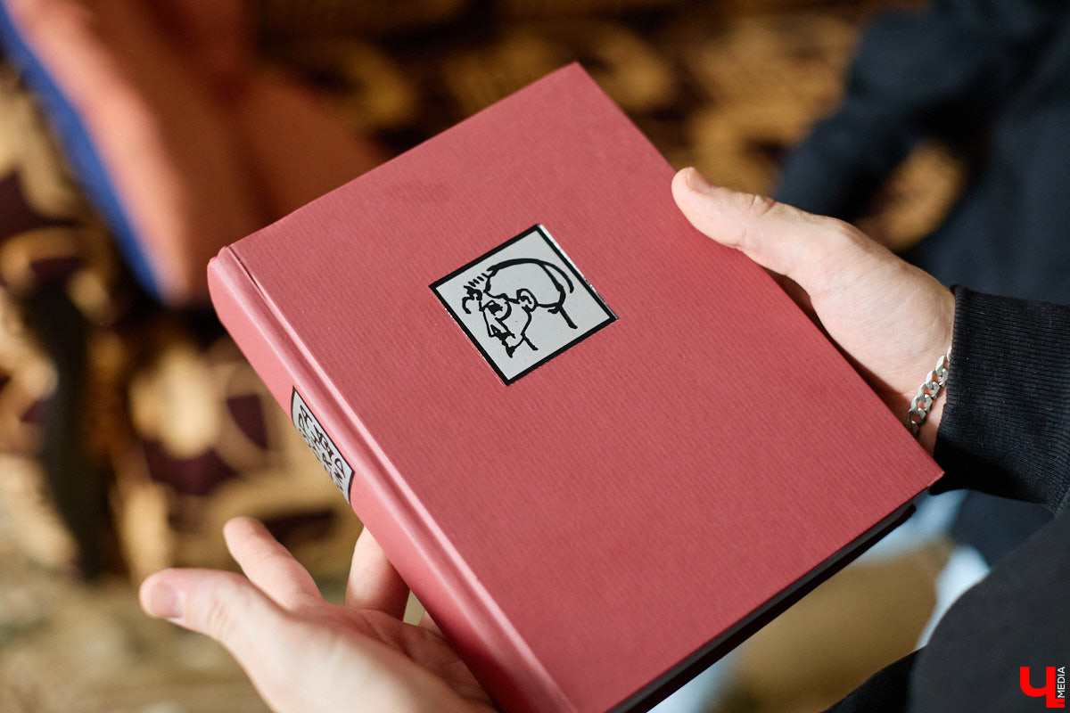 Сколько книг вы храните дома? У большого поклонника андеграунда и одного из кураторов «Книжного движа» Ивана Голубева их уже около тысячи! И практически про каждый томик из коллекции он может рассказать интереснейшую историю! Некоторые из них он поведал «Ключ-Медиа».