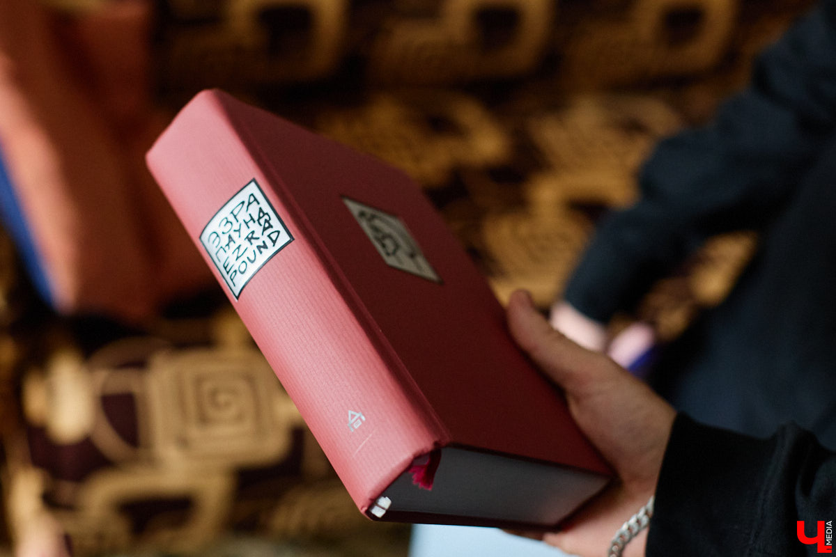 Сколько книг вы храните дома? У большого поклонника андеграунда и одного из кураторов «Книжного движа» Ивана Голубева их уже около тысячи! И практически про каждый томик из коллекции он может рассказать интереснейшую историю! Некоторые из них он поведал «Ключ-Медиа».