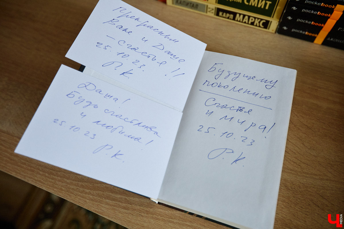 Сколько книг вы храните дома? У большого поклонника андеграунда и одного из кураторов «Книжного движа» Ивана Голубева их уже около тысячи! И практически про каждый томик из коллекции он может рассказать интереснейшую историю! Некоторые из них он поведал «Ключ-Медиа».