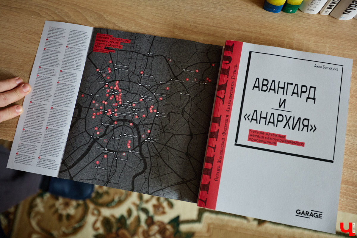 Сколько книг вы храните дома? У большого поклонника андеграунда и одного из кураторов «Книжного движа» Ивана Голубева их уже около тысячи! И практически про каждый томик из коллекции он может рассказать интереснейшую историю! Некоторые из них он поведал «Ключ-Медиа».