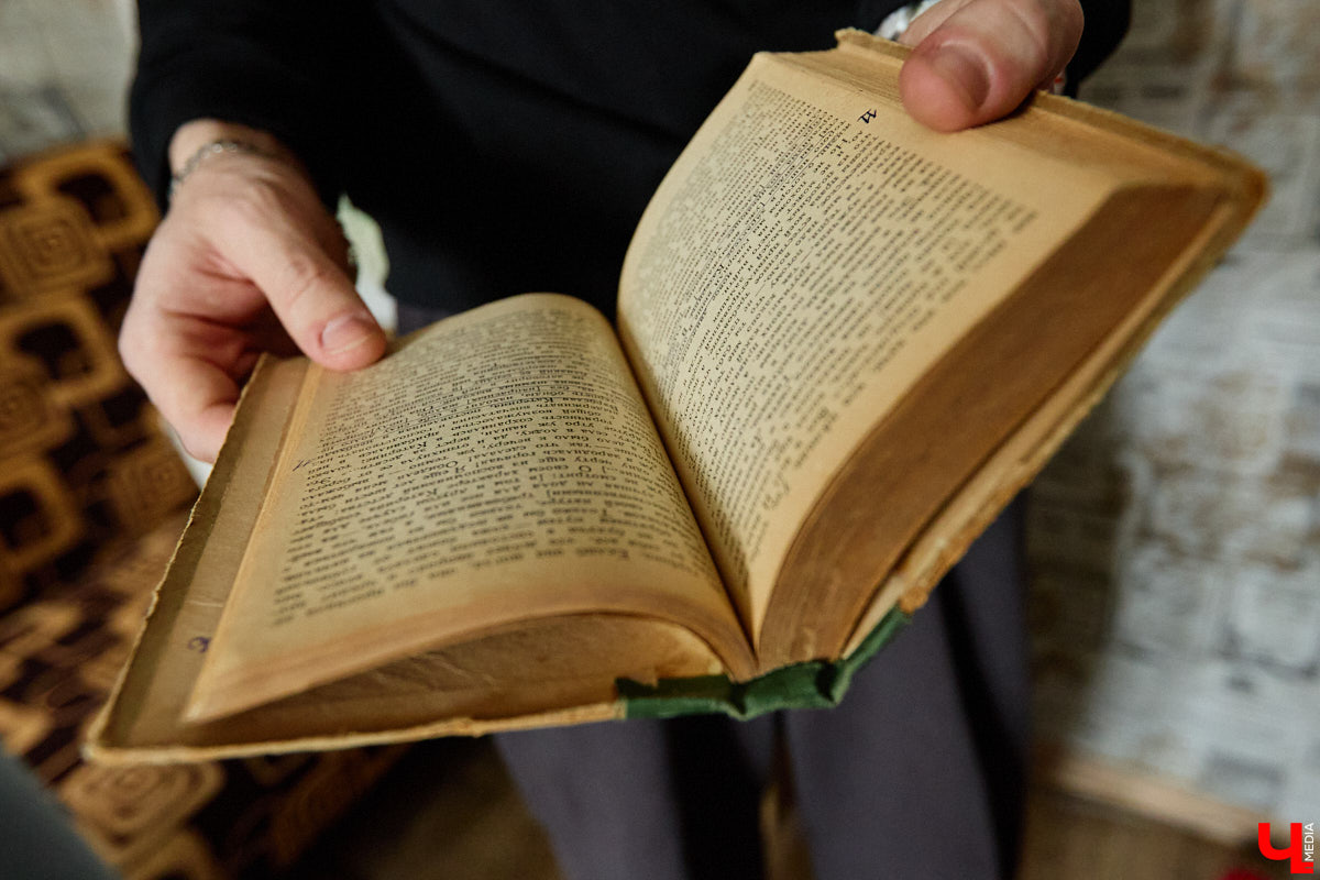 Сколько книг вы храните дома? У большого поклонника андеграунда и одного из кураторов «Книжного движа» Ивана Голубева их уже около тысячи! И практически про каждый томик из коллекции он может рассказать интереснейшую историю! Некоторые из них он поведал «Ключ-Медиа».