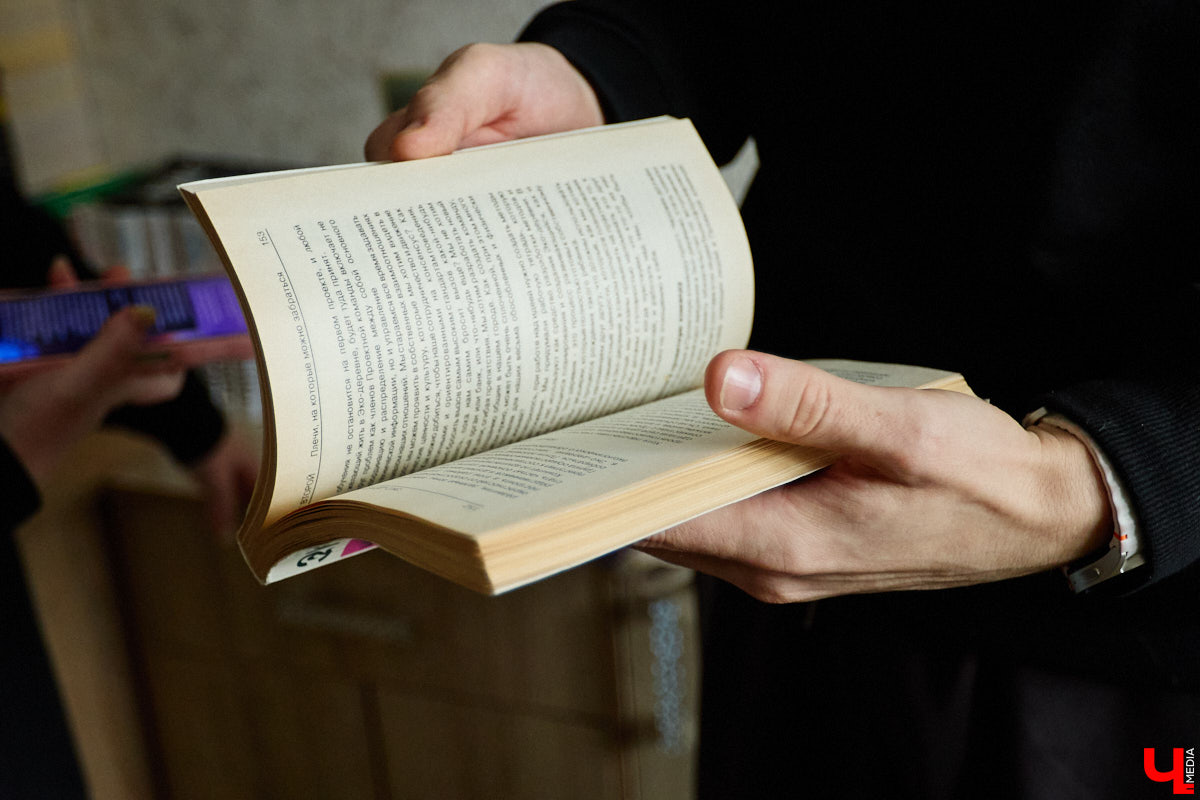 Сколько книг вы храните дома? У большого поклонника андеграунда и одного из кураторов «Книжного движа» Ивана Голубева их уже около тысячи! И практически про каждый томик из коллекции он может рассказать интереснейшую историю! Некоторые из них он поведал «Ключ-Медиа».