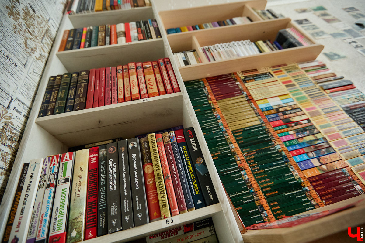 Сколько книг вы храните дома? У большого поклонника андеграунда и одного из кураторов «Книжного движа» Ивана Голубева их уже около тысячи! И практически про каждый томик из коллекции он может рассказать интереснейшую историю! Некоторые из них он поведал «Ключ-Медиа».