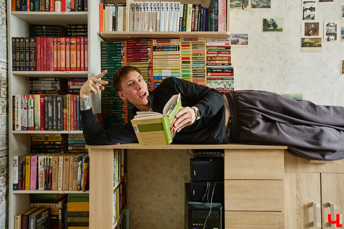 Сколько книг вы храните дома? У большого поклонника андеграунда и одного из кураторов «Книжного движа» Ивана Голубева их уже около тысячи! И практически про каждый томик из коллекции он может рассказать интереснейшую историю! Некоторые из них он поведал «Ключ-Медиа».