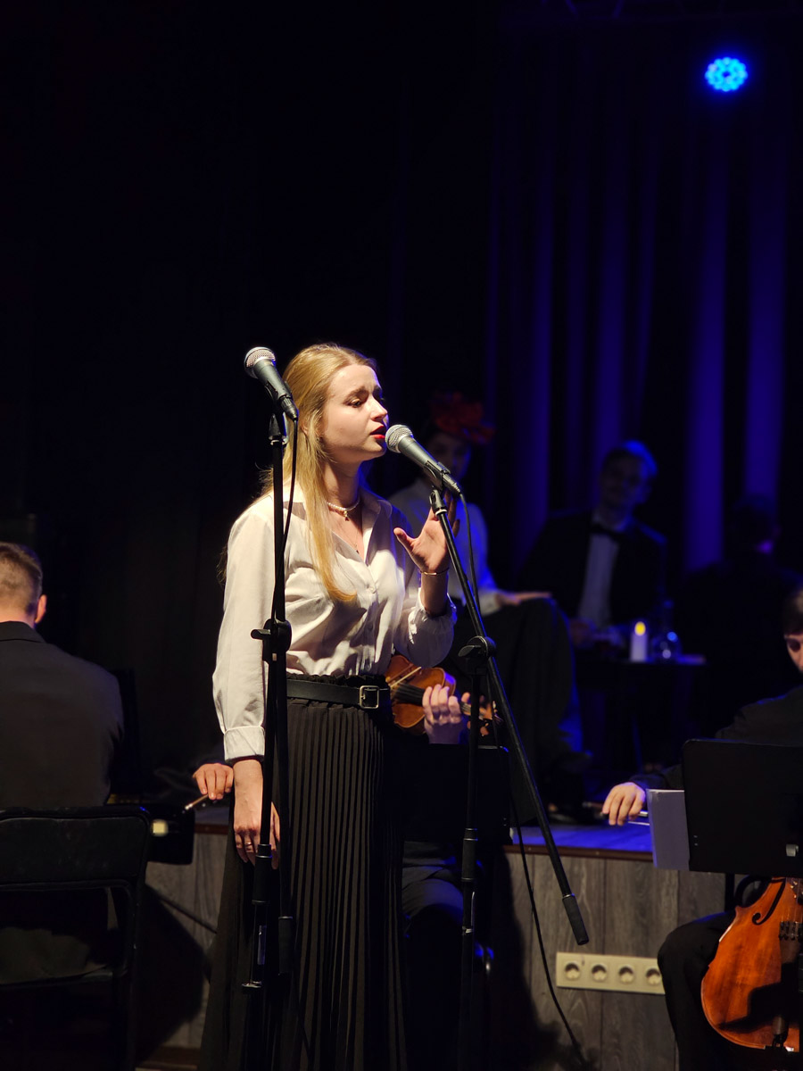 Театр в наше время — это и кабинет психолога, и трибуна для манифеста, и место, где человека действительно могут услышать. Особенно это актуально для молодежных трупп. Девушки и юноши ставят пьесы о буллинге, первой любви и поисках себя, не забывая, конечно, про великую классику. И это неплохо им удается! «Ключ-Медиа» поговорил с актерами владимирского «Универсума» об их достижениях и забавных сценических ляпах.