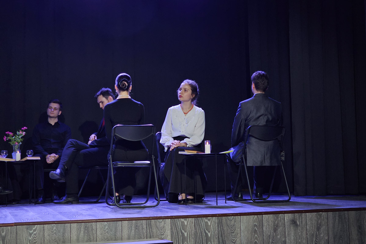 Театр в наше время — это и кабинет психолога, и трибуна для манифеста, и место, где человека действительно могут услышать. Особенно это актуально для молодежных трупп. Девушки и юноши ставят пьесы о буллинге, первой любви и поисках себя, не забывая, конечно, про великую классику. И это неплохо им удается! «Ключ-Медиа» поговорил с актерами владимирского «Универсума» об их достижениях и забавных сценических ляпах.