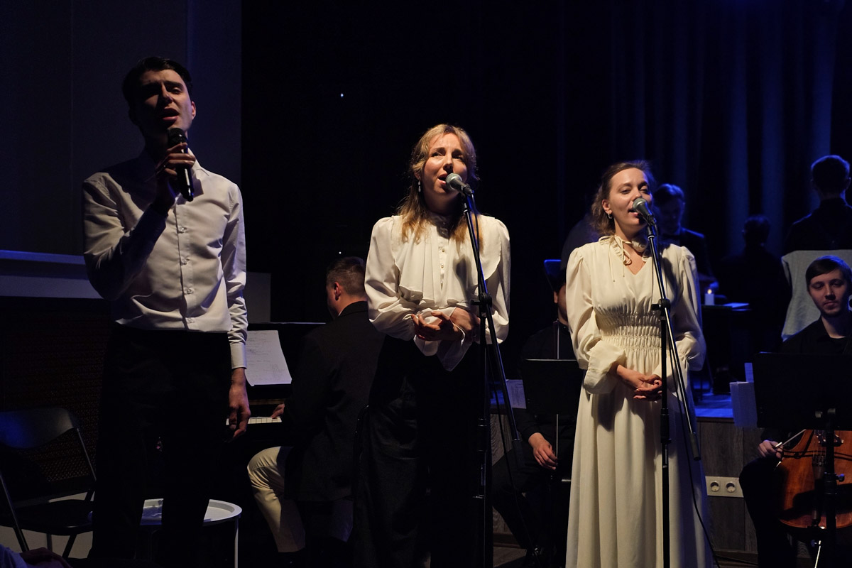 Театр в наше время — это и кабинет психолога, и трибуна для манифеста, и место, где человека действительно могут услышать. Особенно это актуально для молодежных трупп. Девушки и юноши ставят пьесы о буллинге, первой любви и поисках себя, не забывая, конечно, про великую классику. И это неплохо им удается! «Ключ-Медиа» поговорил с актерами владимирского «Универсума» об их достижениях и забавных сценических ляпах.