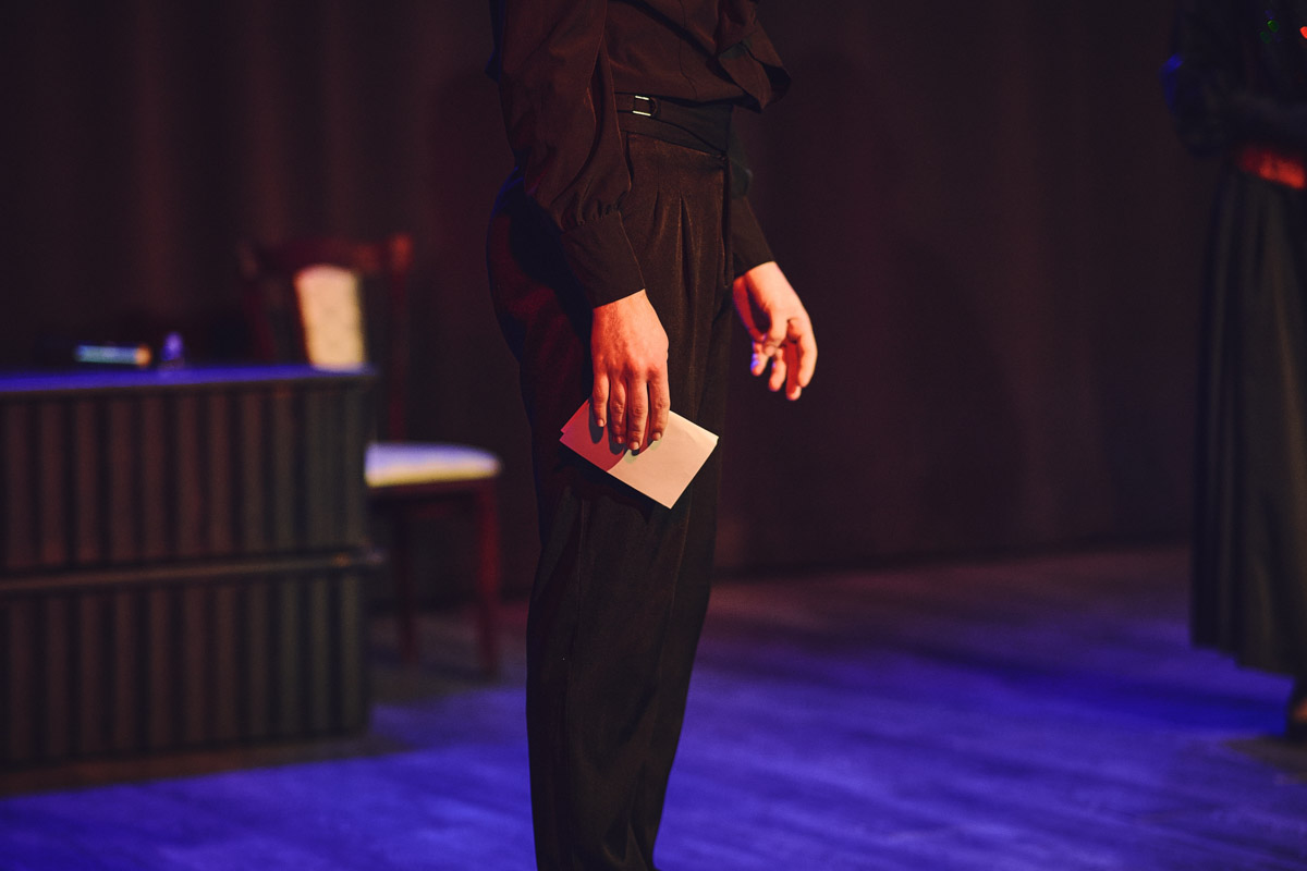 Театр в наше время — это и кабинет психолога, и трибуна для манифеста, и место, где человека действительно могут услышать. Особенно это актуально для молодежных трупп. Девушки и юноши ставят пьесы о буллинге, первой любви и поисках себя, не забывая, конечно, про великую классику. И это неплохо им удается! «Ключ-Медиа» поговорил с актерами владимирского «Универсума» об их достижениях и забавных сценических ляпах.