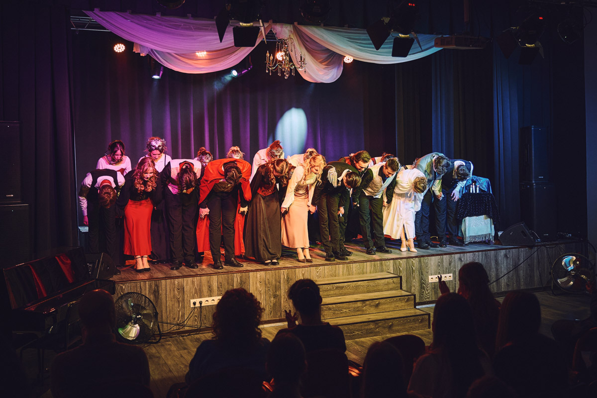 Театр в наше время — это и кабинет психолога, и трибуна для манифеста, и место, где человека действительно могут услышать. Особенно это актуально для молодежных трупп. Девушки и юноши ставят пьесы о буллинге, первой любви и поисках себя, не забывая, конечно, про великую классику. И это неплохо им удается! «Ключ-Медиа» поговорил с актерами владимирского «Универсума» об их достижениях и забавных сценических ляпах.