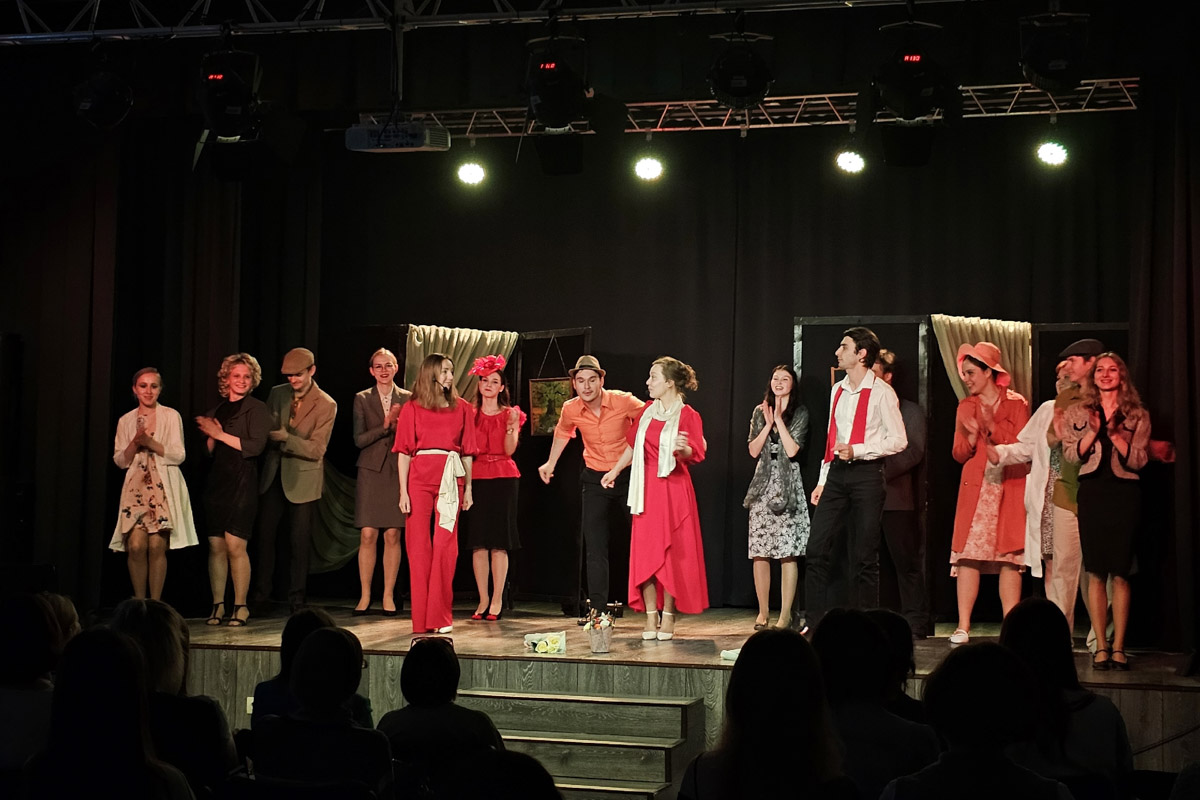 Театр в наше время — это и кабинет психолога, и трибуна для манифеста, и место, где человека действительно могут услышать. Особенно это актуально для молодежных трупп. Девушки и юноши ставят пьесы о буллинге, первой любви и поисках себя, не забывая, конечно, про великую классику. И это неплохо им удается! «Ключ-Медиа» поговорил с актерами владимирского «Универсума» об их достижениях и забавных сценических ляпах.