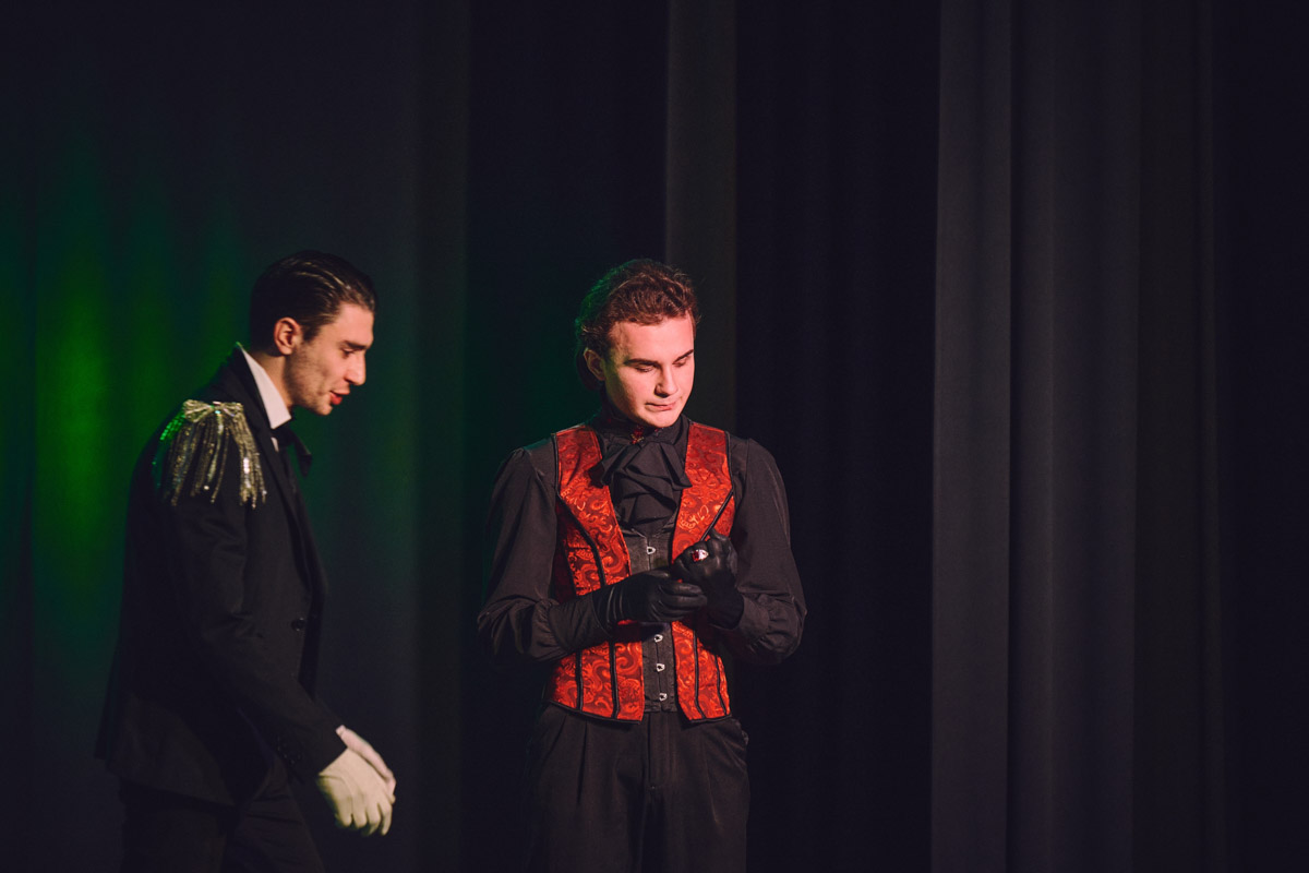 Театр в наше время — это и кабинет психолога, и трибуна для манифеста, и место, где человека действительно могут услышать. Особенно это актуально для молодежных трупп. Девушки и юноши ставят пьесы о буллинге, первой любви и поисках себя, не забывая, конечно, про великую классику. И это неплохо им удается! «Ключ-Медиа» поговорил с актерами владимирского «Универсума» об их достижениях и забавных сценических ляпах.