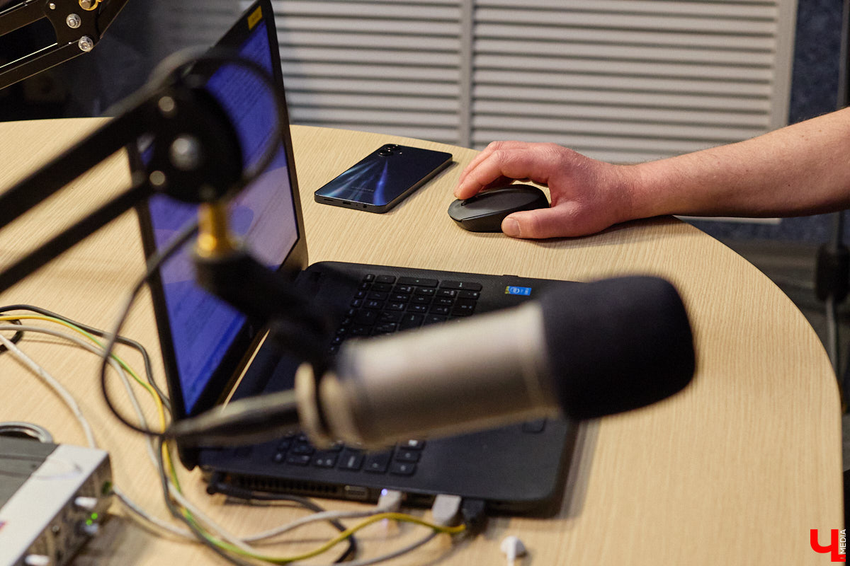 Если книга Михаила Язынина «Владимир пешком» больше про улицы и здания, то запущенная по следам путеводителя радиопередача в основном о людях. Каждый эфир — не скучная биография, а живая история с яркими деталями и аудиозаписями. Сейчас в доступе уже два десятка выпусков. Их «Ключ-Медиа» обсудил лично с автором.