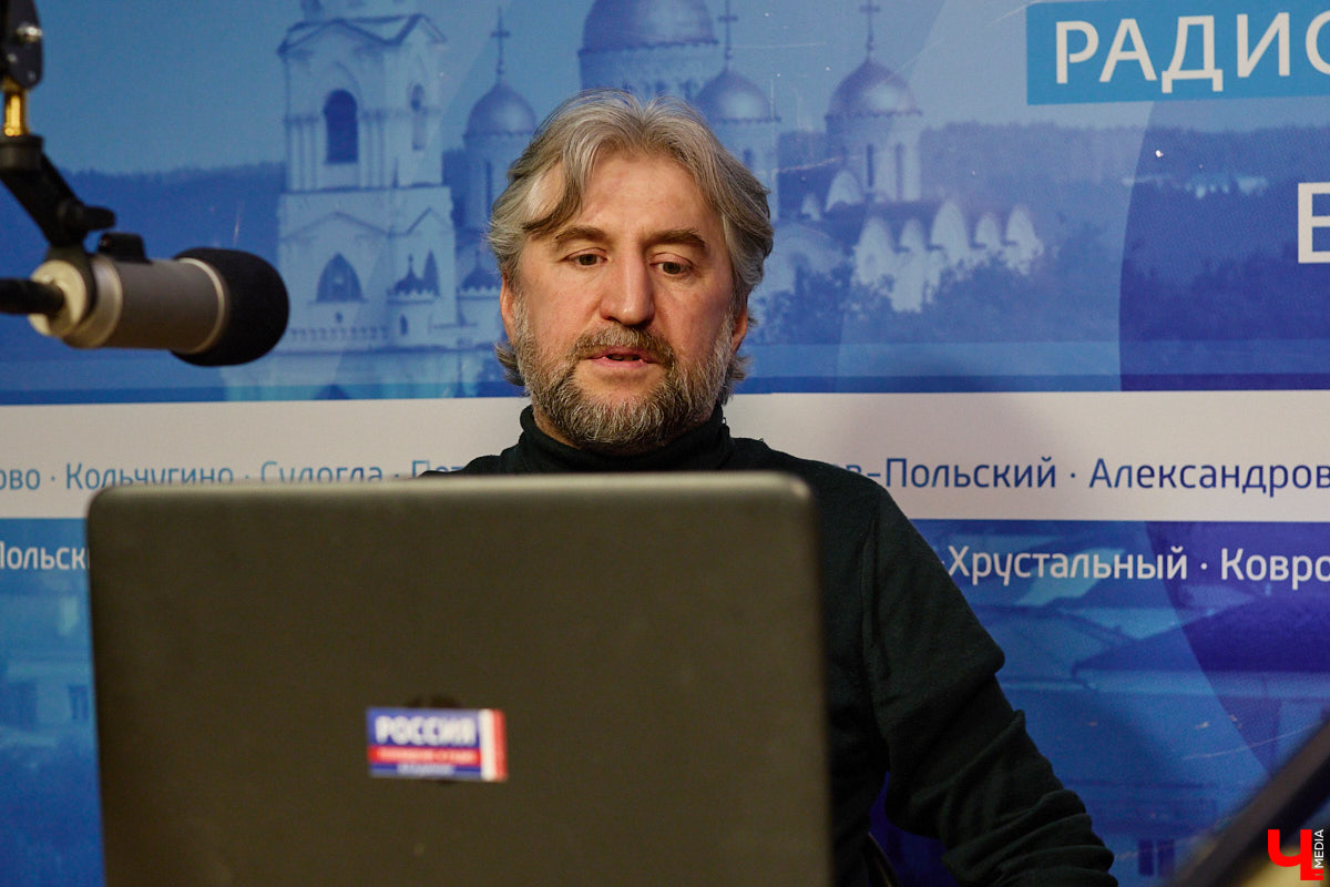 Если книга Михаила Язынина «Владимир пешком» больше про улицы и здания, то запущенная по следам путеводителя радиопередача в основном о людях. Каждый эфир — не скучная биография, а живая история с яркими деталями и аудиозаписями. Сейчас в доступе уже два десятка выпусков. Их «Ключ-Медиа» обсудил лично с автором.