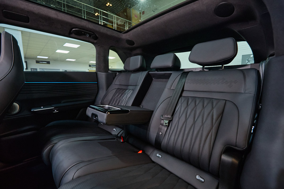 Если вы думали, что главная фишка автомобилей EXEED — это только гигантские экраны и разгон до сотни быстрее, чем вы успеете сказать: «Вау!», то у нас новости. В начале февраля европейцы из Euro NCAP (те самые ребята, которые профессионально разбивают машины об стену ради вашего спокойствия) вынесли вердикт: четырехдверное купе EXEED EXLANTIX ES и кроссовер EXEED EXLANTIX ET — это официально отличники по безопасности.