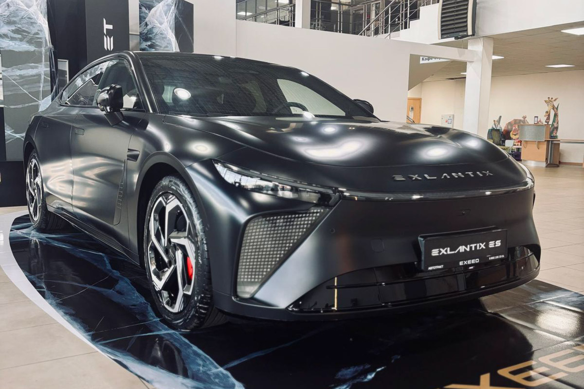 Если вы думали, что главная фишка автомобилей EXEED — это только гигантские экраны и разгон до сотни быстрее, чем вы успеете сказать: «Вау!», то у нас новости. В начале февраля европейцы из Euro NCAP (те самые ребята, которые профессионально разбивают машины об стену ради вашего спокойствия) вынесли вердикт: четырехдверное купе EXEED EXLANTIX ES и кроссовер EXEED EXLANTIX ET — это официально отличники по безопасности.