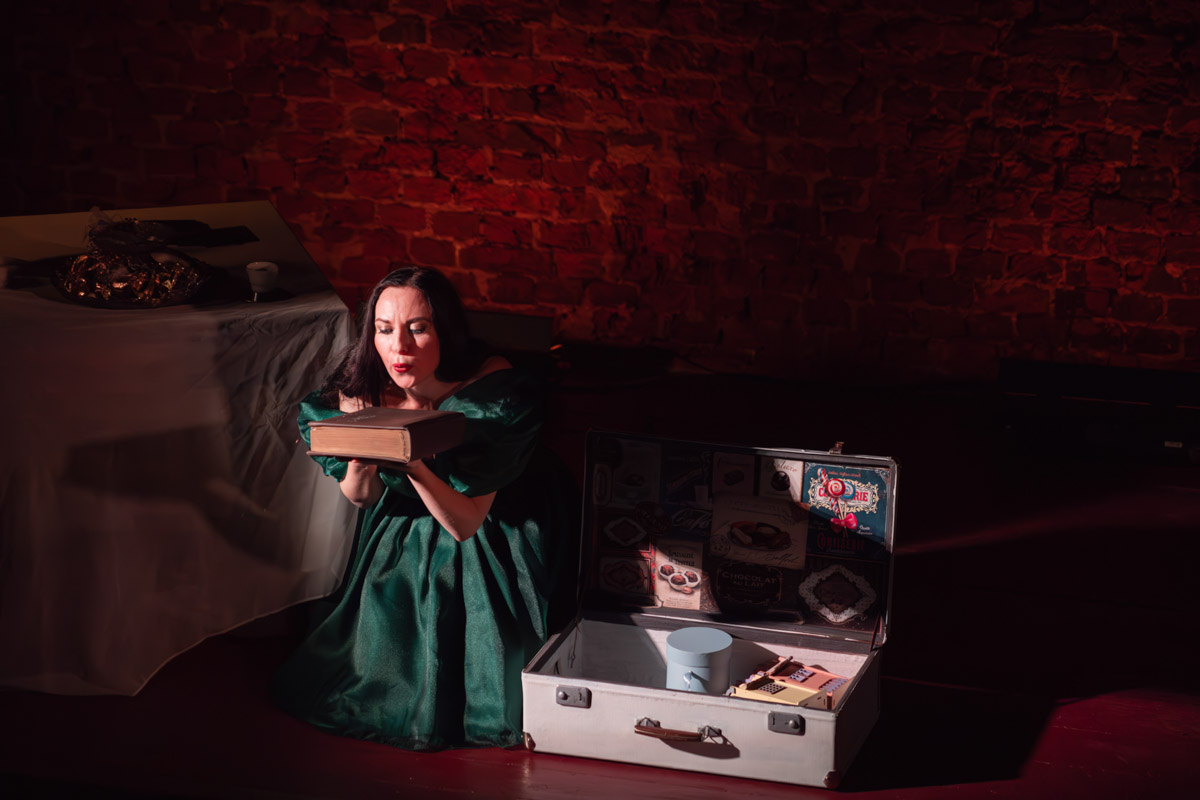 26 марта Валерия Емельянова представит моноспектакль «Шоколад» в баре «Другой». История о трансформации души, свободе и внутренней силе сегодня звучит как личное высказывание и одновременно как размышление о времени и театре. О том, что значит для нее профессиональный праздник, почему для этого показа выбрано барное пространство и что стоит за рождением и развитием постановки, мы поговорили с актрисой накануне Международного дня театра.