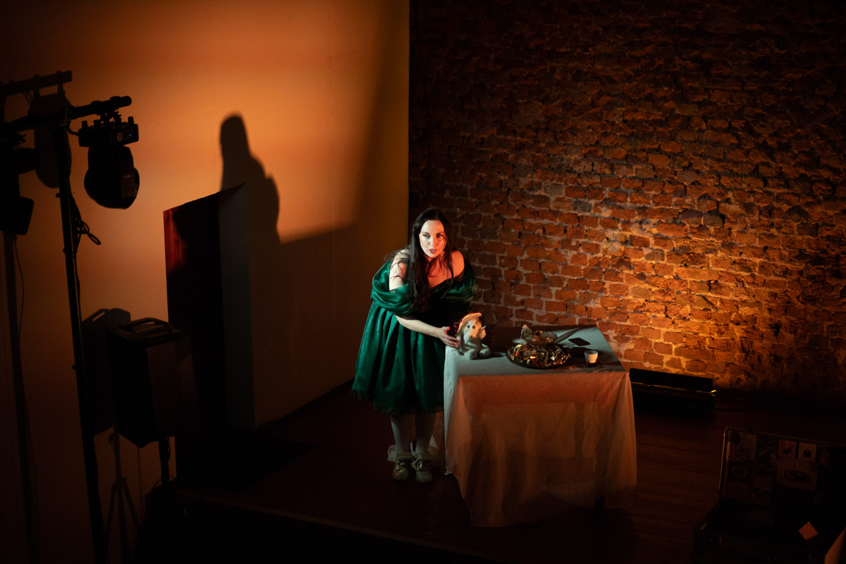 26 марта Валерия Емельянова представит моноспектакль «Шоколад» в баре «Другой». История о трансформации души, свободе и внутренней силе сегодня звучит как личное высказывание и одновременно как размышление о времени и театре. О том, что значит для нее профессиональный праздник, почему для этого показа выбрано барное пространство и что стоит за рождением и развитием постановки, мы поговорили с актрисой накануне Международного дня театра.