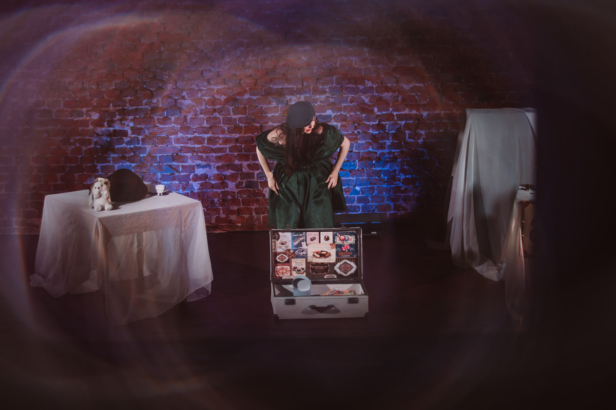 26 марта Валерия Емельянова представит моноспектакль «Шоколад» в баре «Другой». История о трансформации души, свободе и внутренней силе сегодня звучит как личное высказывание и одновременно как размышление о времени и театре. О том, что значит для нее профессиональный праздник, почему для этого показа выбрано барное пространство и что стоит за рождением и развитием постановки, мы поговорили с актрисой накануне Международного дня театра.