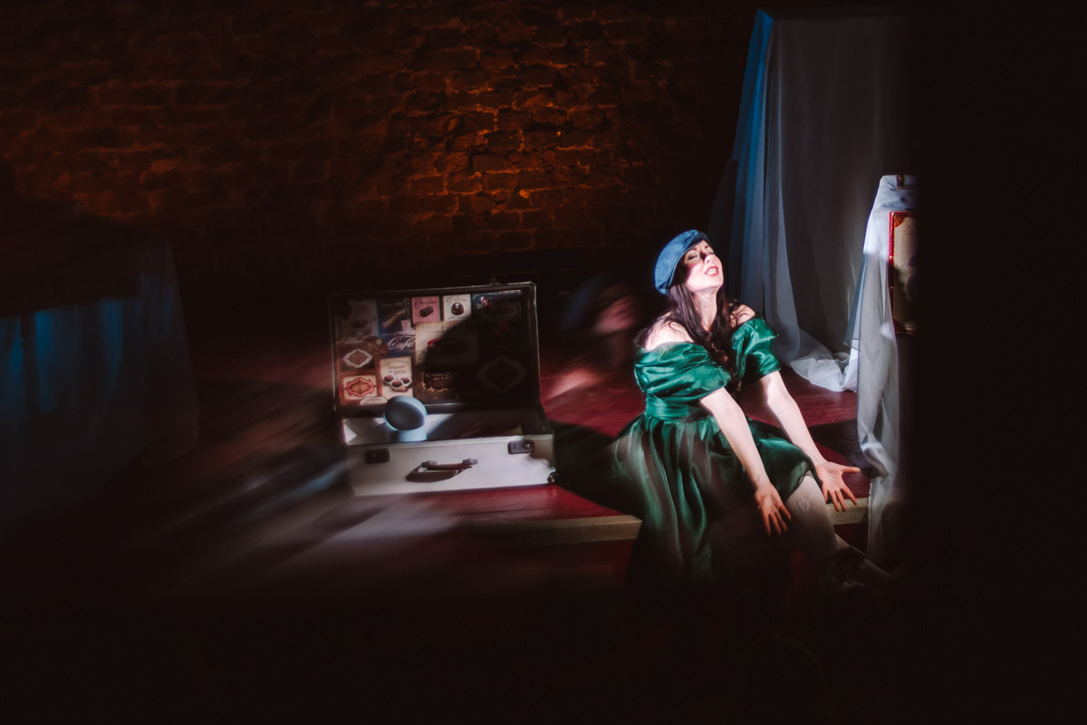 26 марта Валерия Емельянова представит моноспектакль «Шоколад» в баре «Другой». История о трансформации души, свободе и внутренней силе сегодня звучит как личное высказывание и одновременно как размышление о времени и театре. О том, что значит для нее профессиональный праздник, почему для этого показа выбрано барное пространство и что стоит за рождением и развитием постановки, мы поговорили с актрисой накануне Международного дня театра.