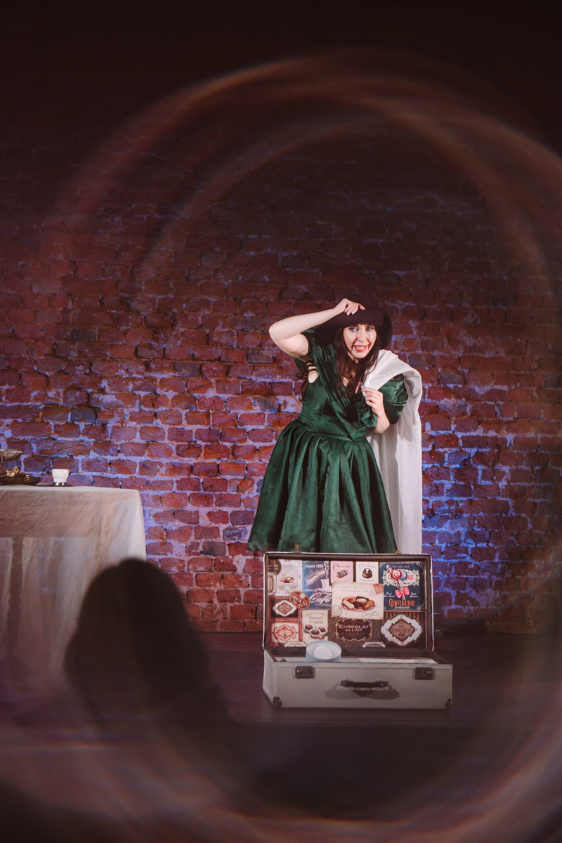 26 марта Валерия Емельянова представит моноспектакль «Шоколад» в баре «Другой». История о трансформации души, свободе и внутренней силе сегодня звучит как личное высказывание и одновременно как размышление о времени и театре. О том, что значит для нее профессиональный праздник, почему для этого показа выбрано барное пространство и что стоит за рождением и развитием постановки, мы поговорили с актрисой накануне Международного дня театра.