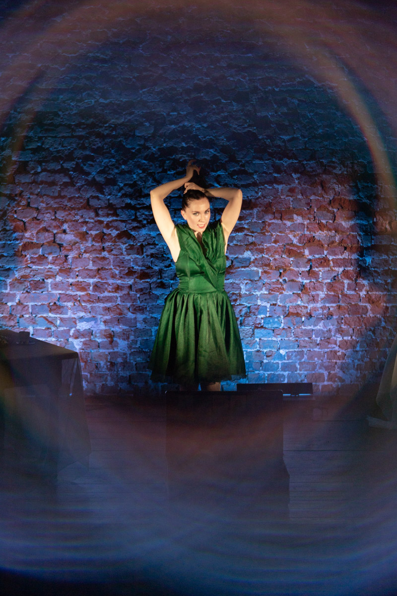 26 марта Валерия Емельянова представит моноспектакль «Шоколад» в баре «Другой». История о трансформации души, свободе и внутренней силе сегодня звучит как личное высказывание и одновременно как размышление о времени и театре. О том, что значит для нее профессиональный праздник, почему для этого показа выбрано барное пространство и что стоит за рождением и развитием постановки, мы поговорили с актрисой накануне Международного дня театра.