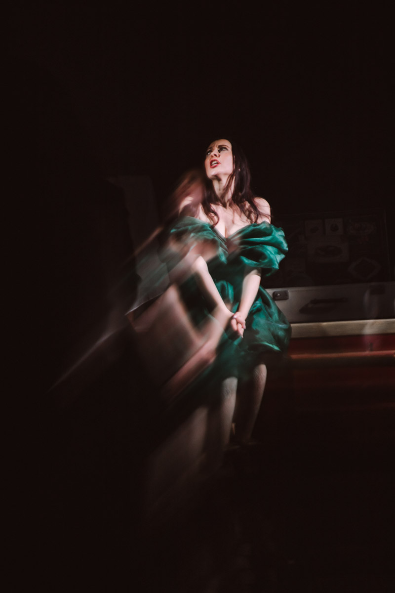 26 марта Валерия Емельянова представит моноспектакль «Шоколад» в баре «Другой». История о трансформации души, свободе и внутренней силе сегодня звучит как личное высказывание и одновременно как размышление о времени и театре. О том, что значит для нее профессиональный праздник, почему для этого показа выбрано барное пространство и что стоит за рождением и развитием постановки, мы поговорили с актрисой накануне Международного дня театра.