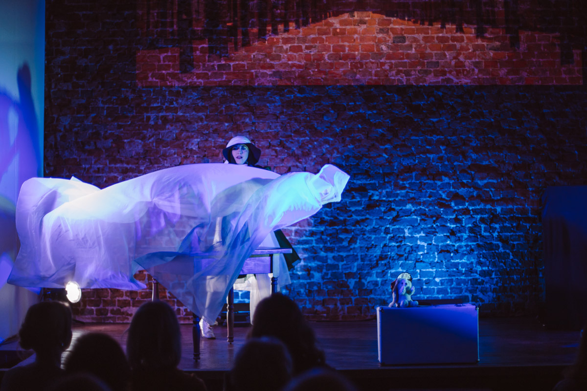 26 марта Валерия Емельянова представит моноспектакль «Шоколад» в баре «Другой». История о трансформации души, свободе и внутренней силе сегодня звучит как личное высказывание и одновременно как размышление о времени и театре. О том, что значит для нее профессиональный праздник, почему для этого показа выбрано барное пространство и что стоит за рождением и развитием постановки, мы поговорили с актрисой накануне Международного дня театра.