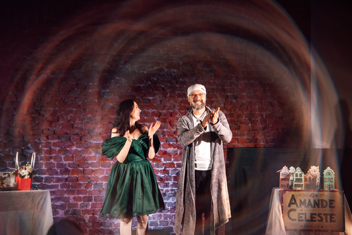 26 марта Валерия Емельянова представит моноспектакль «Шоколад» в баре «Другой». История о трансформации души, свободе и внутренней силе сегодня звучит как личное высказывание и одновременно как размышление о времени и театре. О том, что значит для нее профессиональный праздник, почему для этого показа выбрано барное пространство и что стоит за рождением и развитием постановки, мы поговорили с актрисой накануне Международного дня театра.