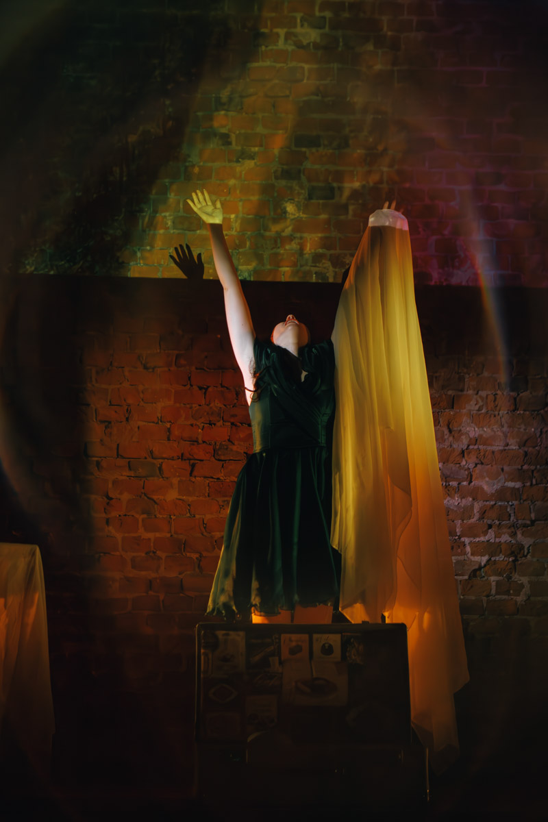 26 марта Валерия Емельянова представит моноспектакль «Шоколад» в баре «Другой». История о трансформации души, свободе и внутренней силе сегодня звучит как личное высказывание и одновременно как размышление о времени и театре. О том, что значит для нее профессиональный праздник, почему для этого показа выбрано барное пространство и что стоит за рождением и развитием постановки, мы поговорили с актрисой накануне Международного дня театра.