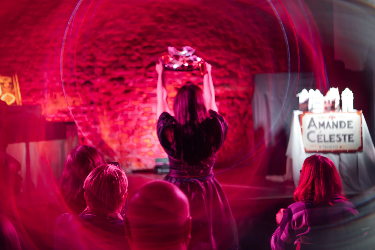 26 марта Валерия Емельянова представит моноспектакль «Шоколад» в баре «Другой». История о трансформации души, свободе и внутренней силе сегодня звучит как личное высказывание и одновременно как размышление о времени и театре. О том, что значит для нее профессиональный праздник, почему для этого показа выбрано барное пространство и что стоит за рождением и развитием постановки, мы поговорили с актрисой накануне Международного дня театра.