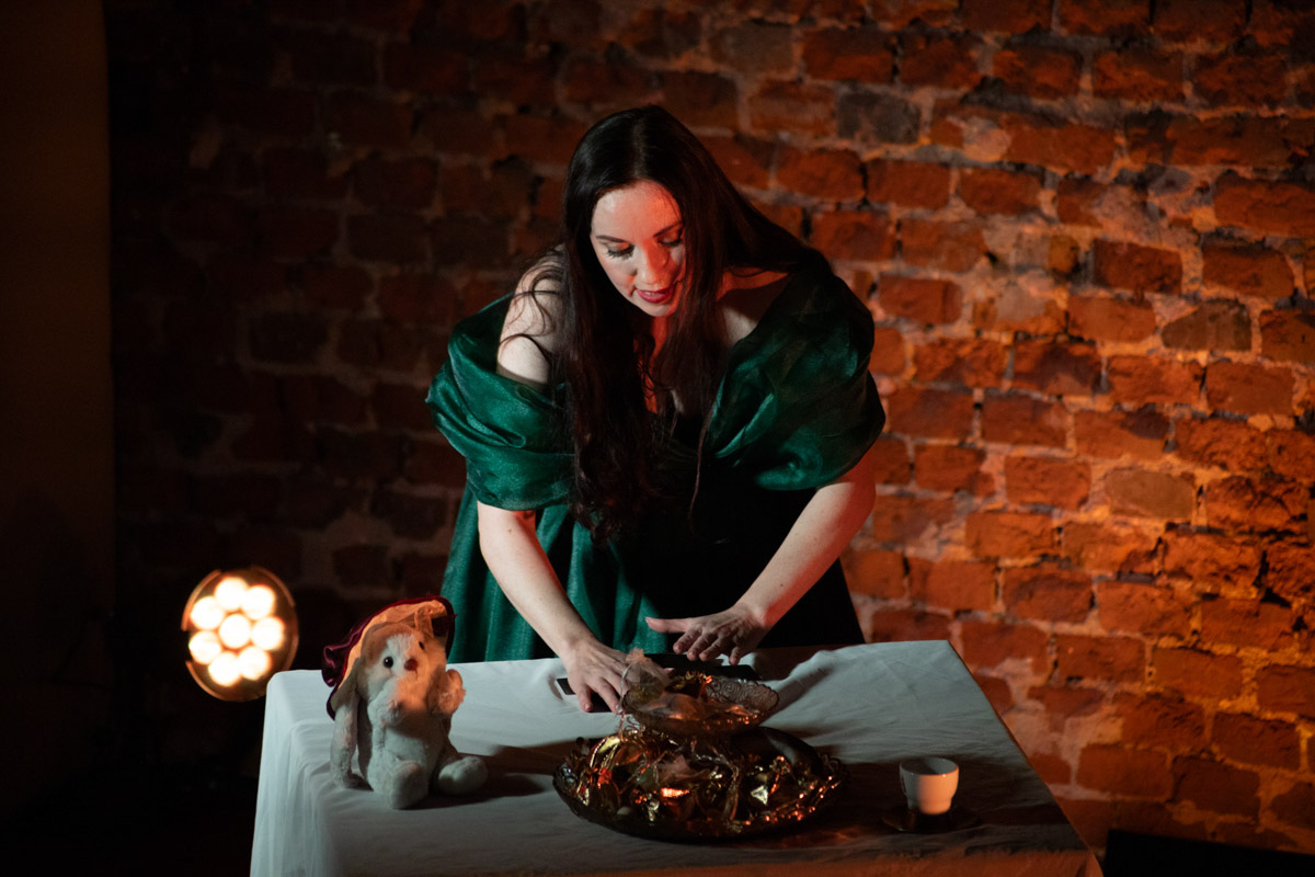 26 марта Валерия Емельянова представит моноспектакль «Шоколад» в баре «Другой». История о трансформации души, свободе и внутренней силе сегодня звучит как личное высказывание и одновременно как размышление о времени и театре. О том, что значит для нее профессиональный праздник, почему для этого показа выбрано барное пространство и что стоит за рождением и развитием постановки, мы поговорили с актрисой накануне Международного дня театра.