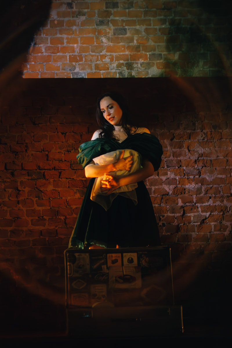 26 марта Валерия Емельянова представит моноспектакль «Шоколад» в баре «Другой». История о трансформации души, свободе и внутренней силе сегодня звучит как личное высказывание и одновременно как размышление о времени и театре. О том, что значит для нее профессиональный праздник, почему для этого показа выбрано барное пространство и что стоит за рождением и развитием постановки, мы поговорили с актрисой накануне Международного дня театра.